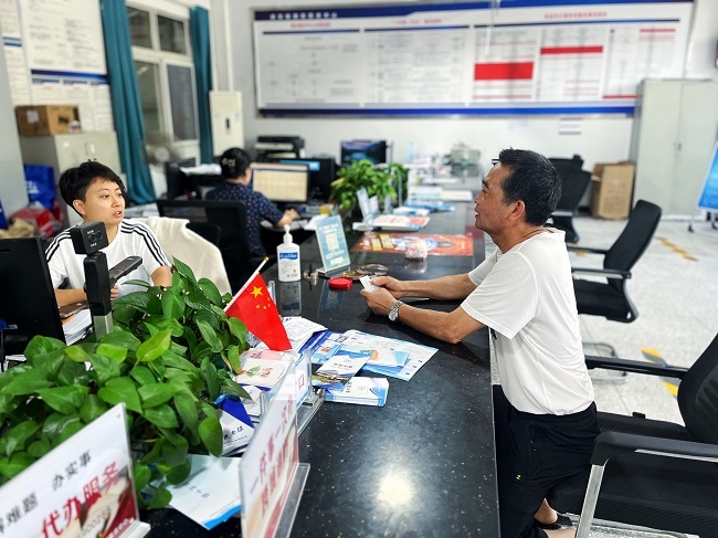 收集各个片区上周代办事项情况。张庆麟供图