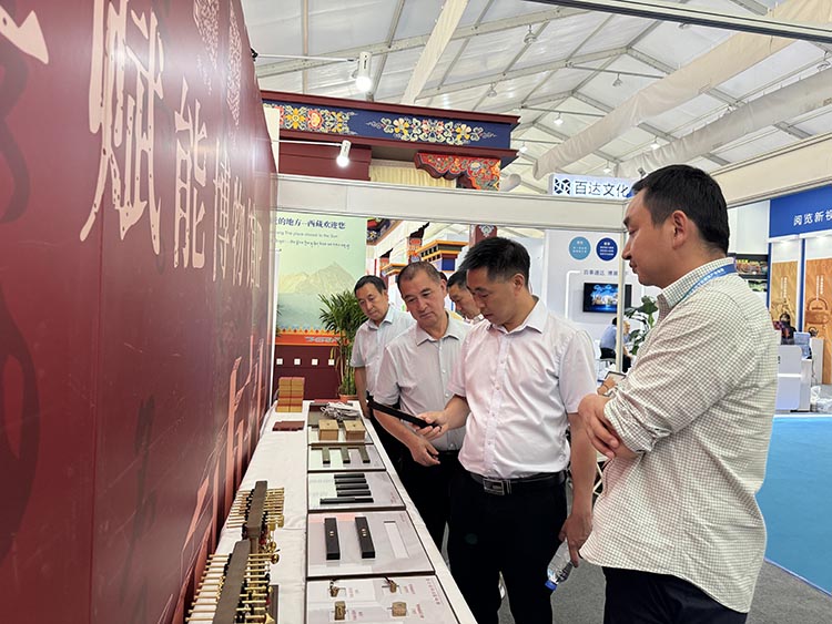 剑阁县委常委、宣传部部长廖兴泉(右二)调研文创产品。王春波供图