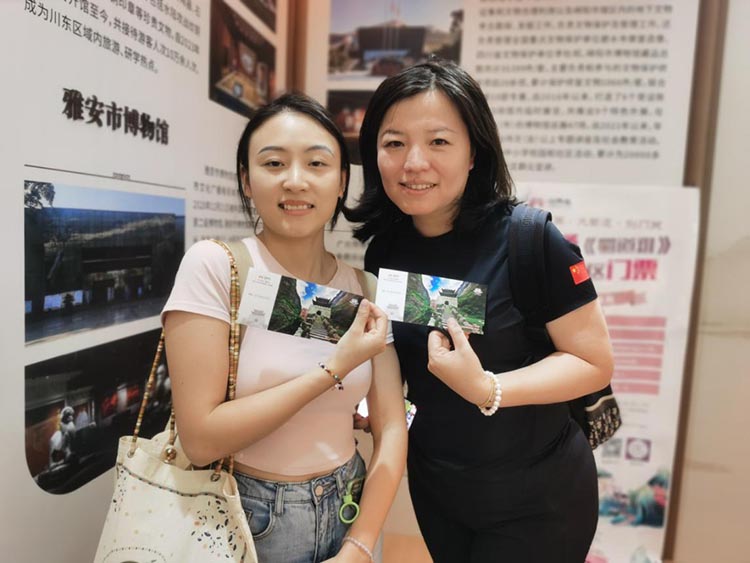 市民展示获得的门票。剑阁县委宣传部供图