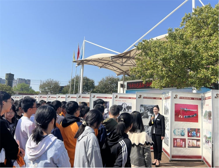 考古杰出代表进行文博宣传。孔继红供图