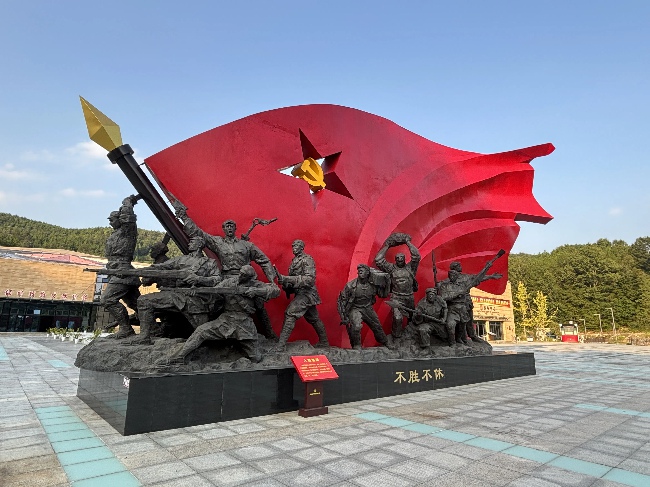 万源保卫战战史陈列馆前的雕像。李铭枫摄