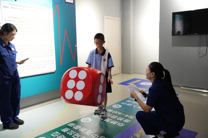 孩子正在玩游戏。资阳高新技术产业园区消防救援大队供图