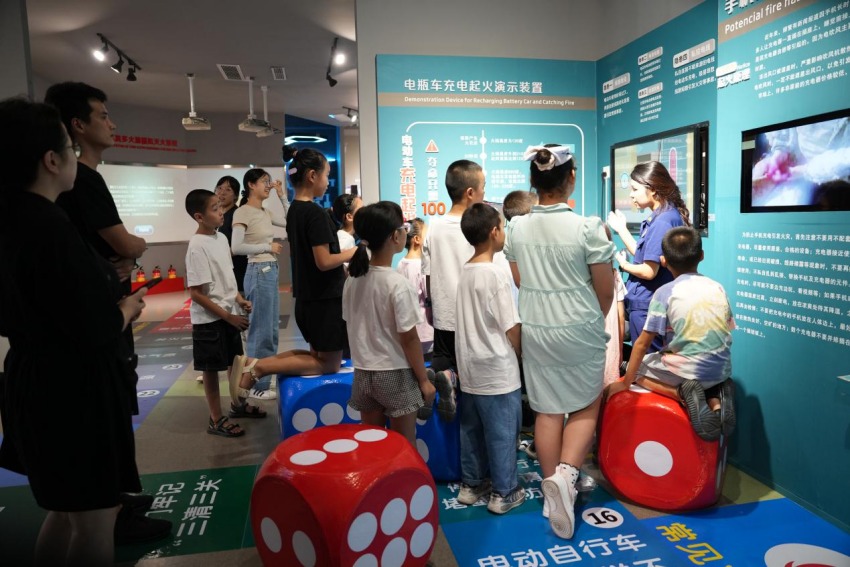 “复盘”游戏解答疑问。资阳高新技术产业园区消防救援大队供图