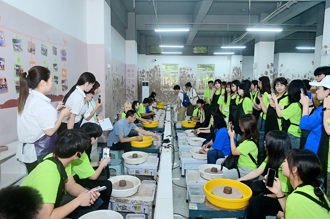 参与土陶制作。郑杨供图