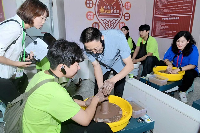 参与土陶制作。郑杨供图