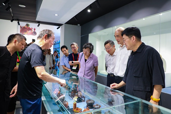 观看土陶仪式展品。郑杨供图