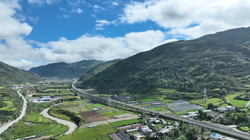 川青鐵路四川境內段落全線開通后，動車直抵黃龍九寨溝景區隻需三小時。成蘭公司供圖