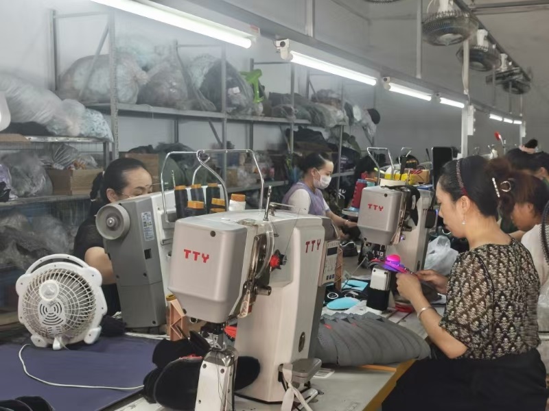 针车流水线上的工人。
