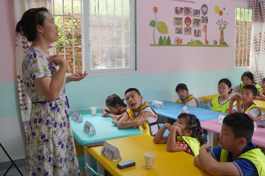 孩子们暑假在“童伴之家”的学习间隙。胡蝶供图
