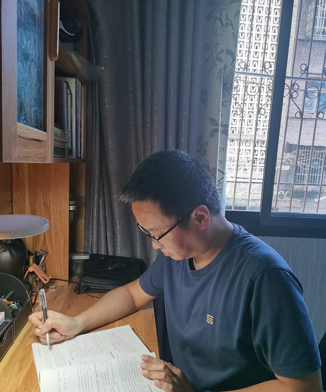 严渝老师在家中备课。受访者供图