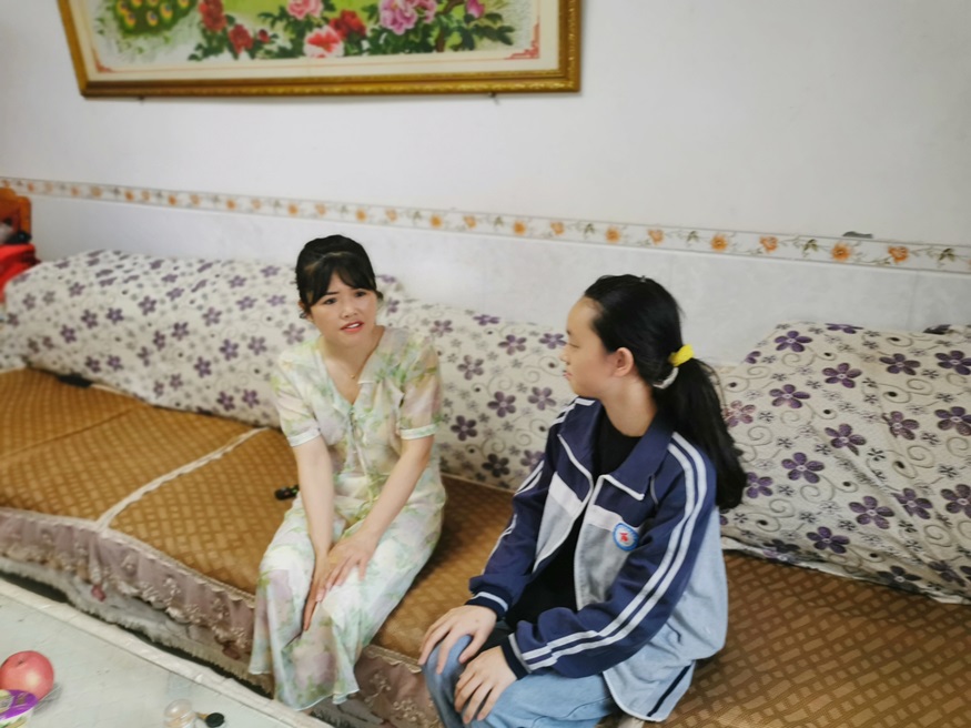 杨俐老师到学生家里家访。受访者供图