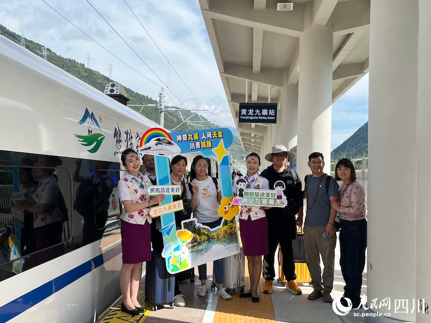 首發車乘客打卡。人民網記者 郭瑩攝