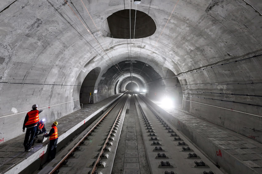 德勝隧道中修建了防災救援站，途徑列車一旦在隧道中遭遇危險，可運行至救援站緊急疏散旅客。成蘭鐵路公司供圖