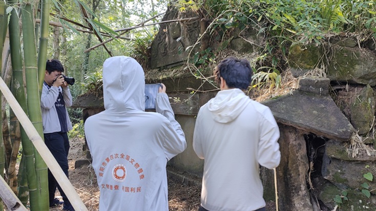 文物普查第二分队成员们正在野外采集信息。安岳县文广旅局供图