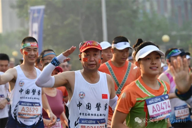 跑者在奔跑中為市民敬禮。高寒攝