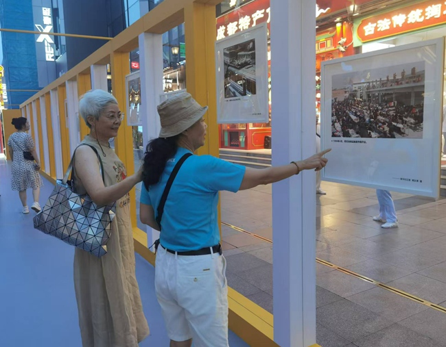 “百年春熙 时光印记”主题展在成都市锦江区春熙路步行街开展。主办方供图