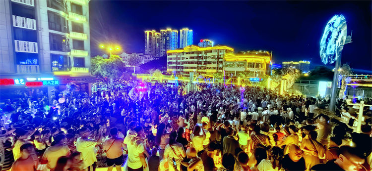 市民游客夜游利州。高志农摄