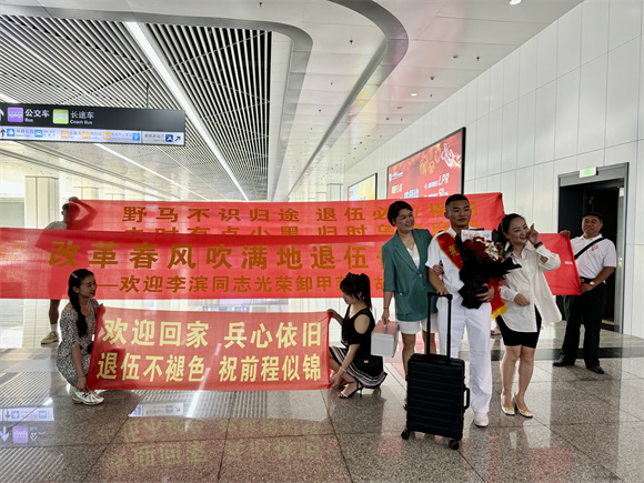 退役军人李滨和亲友团合影留念。自贡市退役军人事务局供图