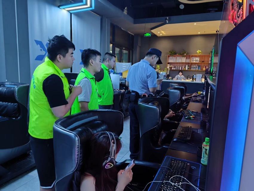 仁寿县禁毒办及相关部门对网吧进行突击检查。仁寿县公安局供图