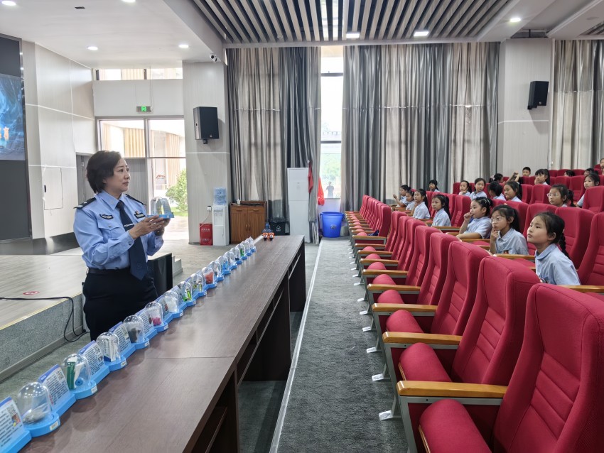 禁毒讲师给学生普及知识。仁寿县公安局供图