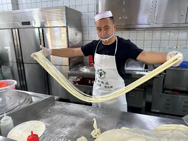 正在拉面的馬學軍。受訪者供圖