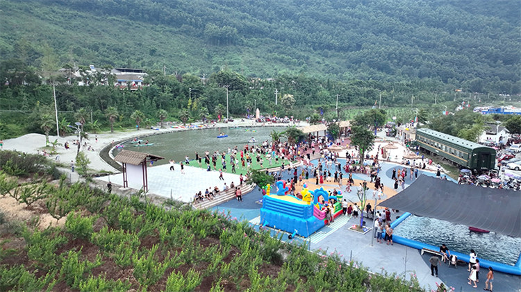 游客在农旅景区游玩。绵竹市融媒体中心供图