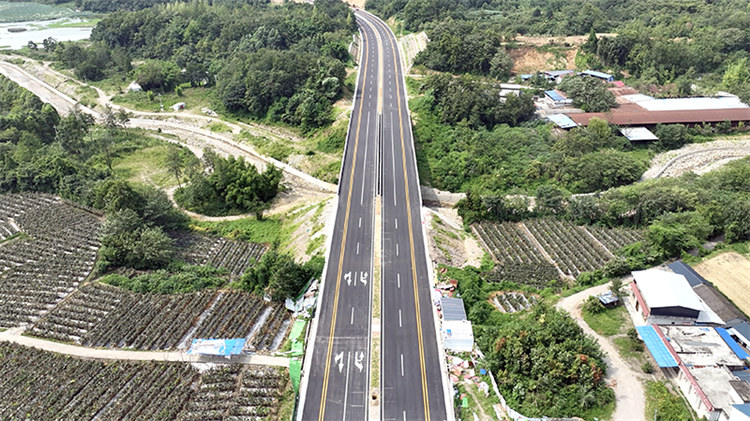 S216公路绵竹段。绵竹市交通局供图