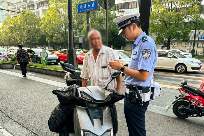 民警对骑行电动自行车不戴头盔等交通违法行为进行严厉查处。新都公安供图