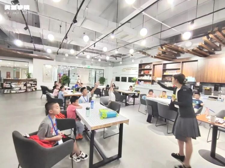 托管老师给同学们做辅导。天府新区融媒体中心供图