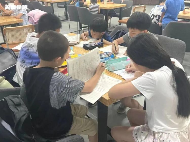 孩子们正在做拓展作业。天府新区融媒体中心供图