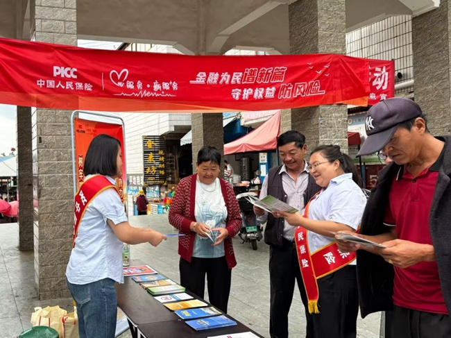 向攀枝花市仁和区平地镇群众发放金融宣传手册。姚俊供图