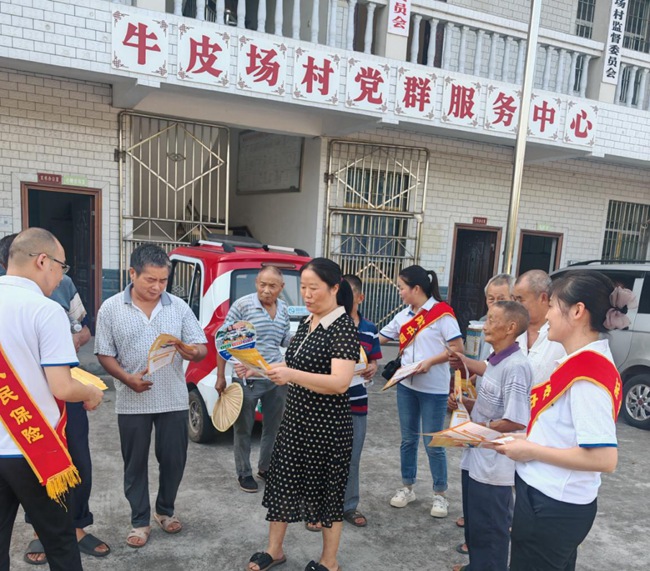 在内江市威远县牛皮场村宣传金融知识。姚俊供图