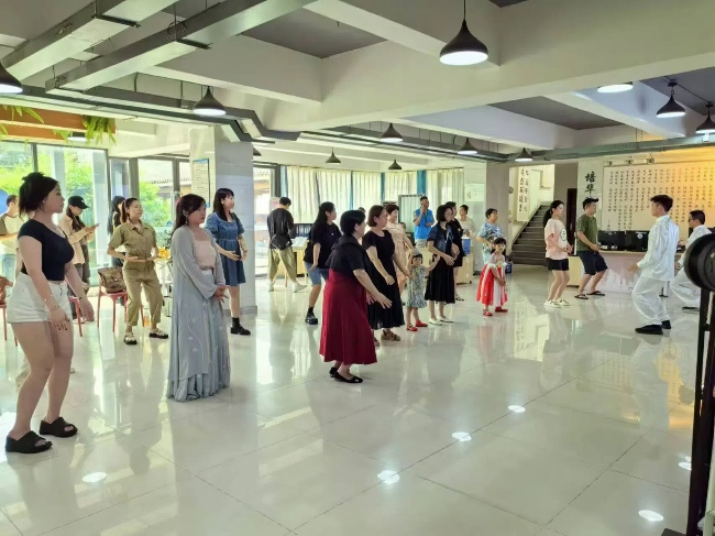 港澳台同胞们体验八段锦。成华区台办、成华区台联供图