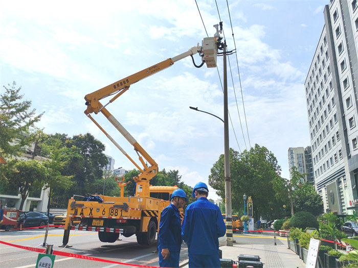 成都市武侯区龙华北路的10千伏双投线7号杆作业现场。国网成都供电公司供图