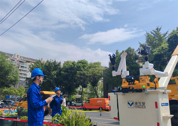 工作人员在地面作业区域内操控机器人开展作业。国网成都供电公司供图