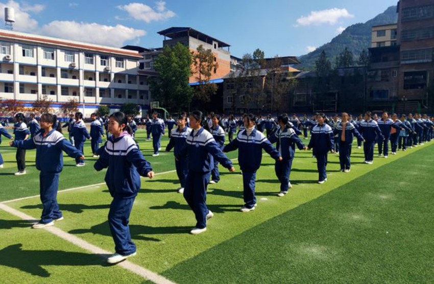 宣汉县五宝镇学校操场学生大课间活动。康强摄