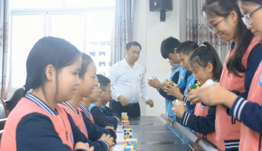 宣汉县五宝镇学校教师姚丕贵指导学生学习魔方。瞿强摄