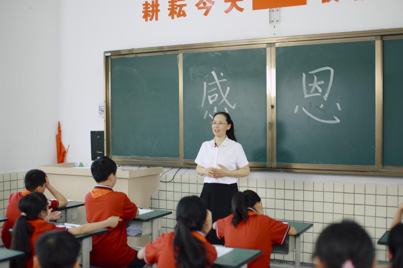 高毅慧为学生讲课。之江小学供图