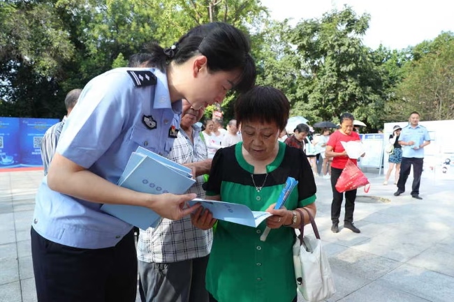 民警讲解活动现场。双流区委宣传部供图