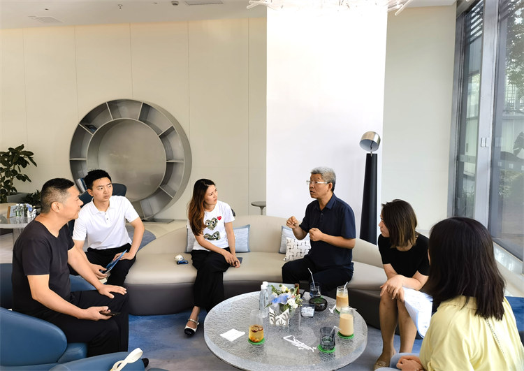 企业服务专员到企业解决难题。府南街道供图