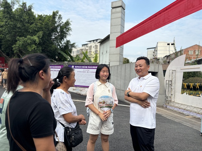邱光平与学生、家长交流。曾莉供图