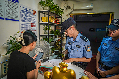 民警对住宿登记台账进行检查。新都公安供图