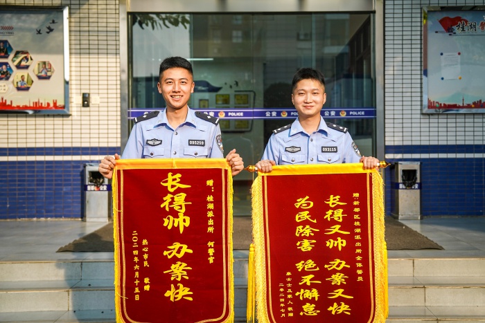 徒弟何汶胤（左）和师父黄宇（右）。新都公安供图