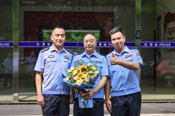万强（左）、黄云木（中）、曾亚东（右）。新都公安供图