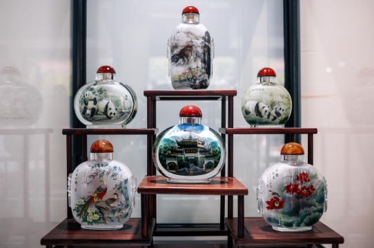 吴建英工作室的内画鼻烟壶作品。新津区委宣传部供图