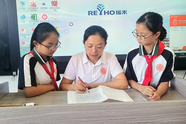 黄英正在指导学生作业。曾莉供图