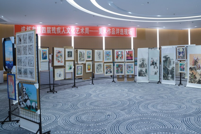 殘疾人文創展上的美術作品展覽。成都市殘聯供圖