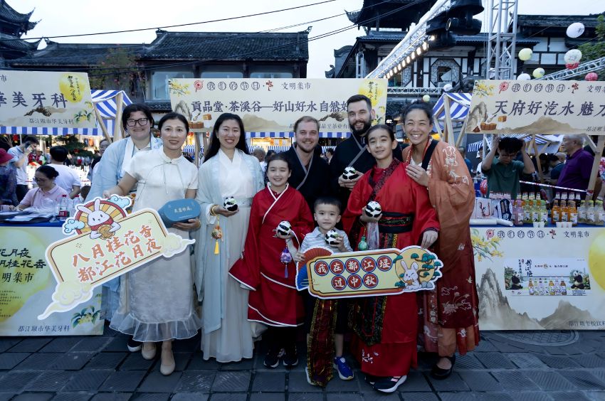 外国友人亲身体验。主办方供图