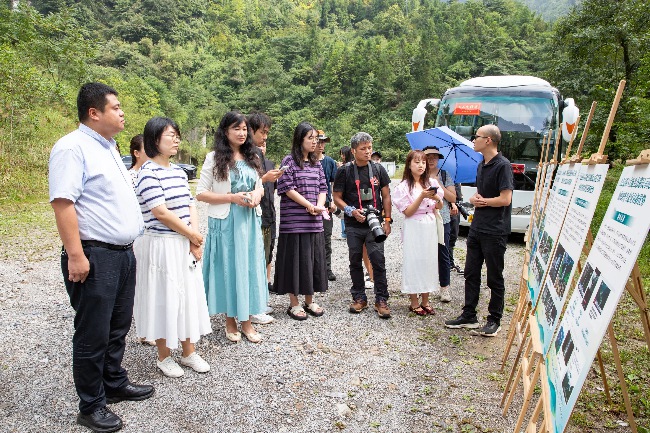 工作人員向採風團介紹項目概況。主辦方供圖