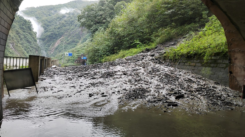 泥石流损坏的道路。卧龙特区供图